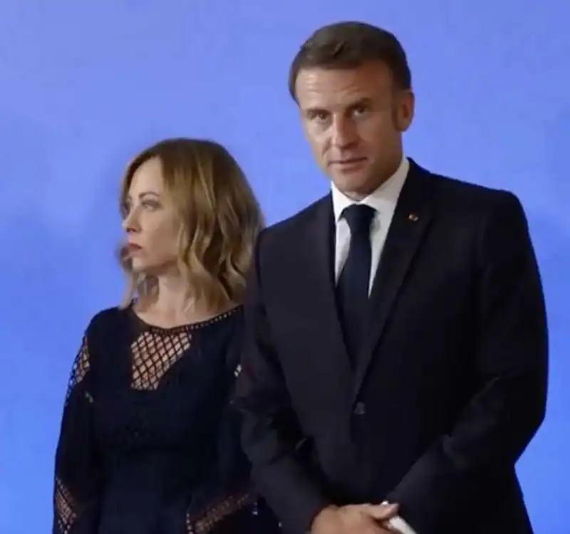 giorgia meloni ed emmanuel macron alla cena dei leader del g7 al castello svevo di brindisi 1