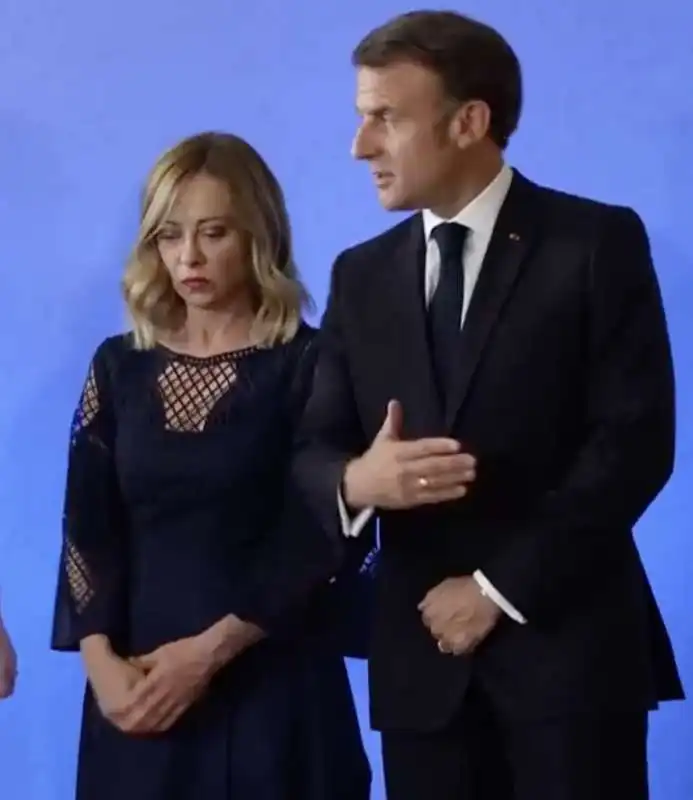 giorgia meloni ed emmanuel macron alla cena dei leader del g7 al castello svevo di brindisi 2