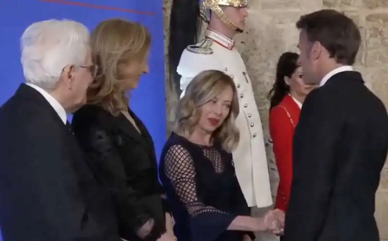 giorgia meloni guarda in cagnesco emmanuel macron   g7   1