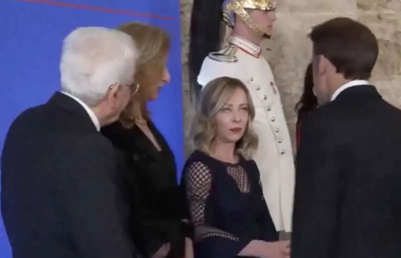 giorgia meloni guarda in cagnesco emmanuel macron   g7   4