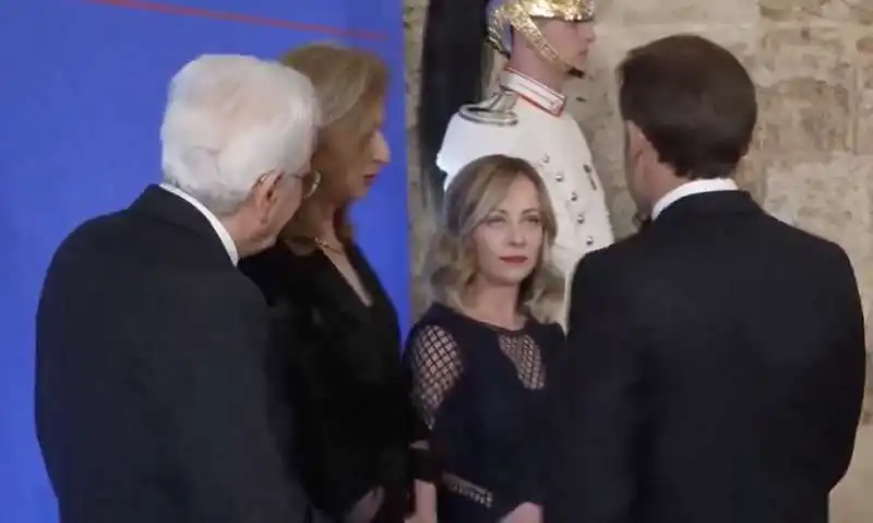 giorgia meloni guarda in cagnesco emmanuel macron   g7   5