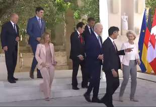 giorgia meloni ignorata dagli altri leader del g7