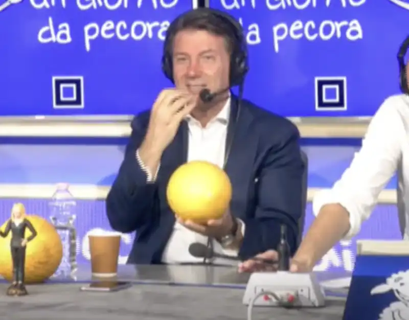 giuseppe conte mangia un melone   10