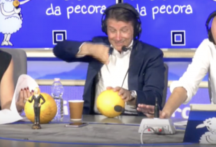 giuseppe conte mangia un melone 11