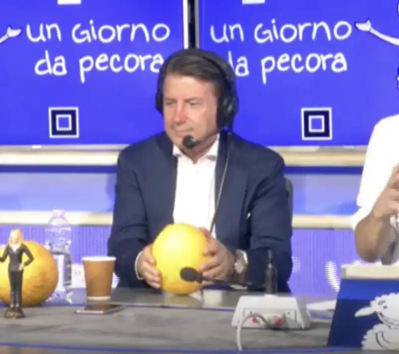 giuseppe conte mangia un melone   12