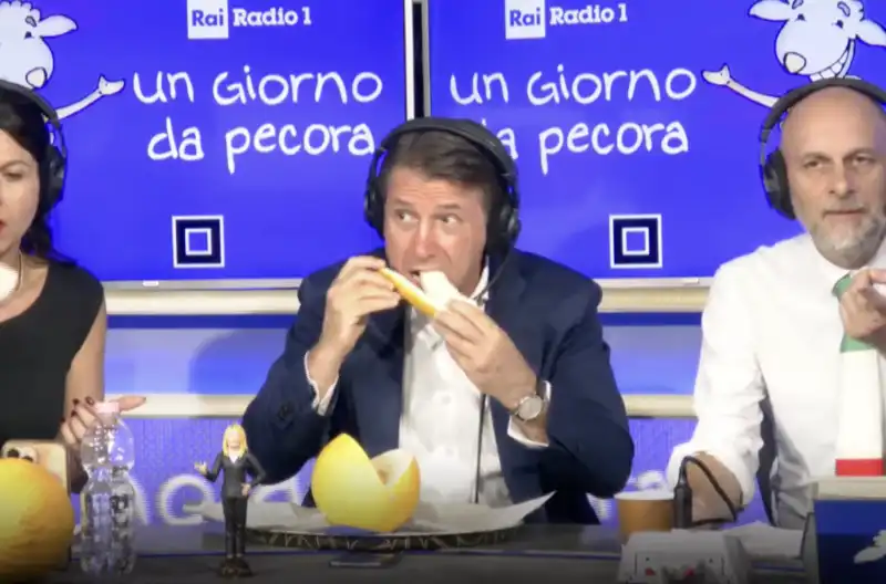 giuseppe conte mangia un melone   3