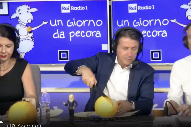 giuseppe conte mangia un melone   4