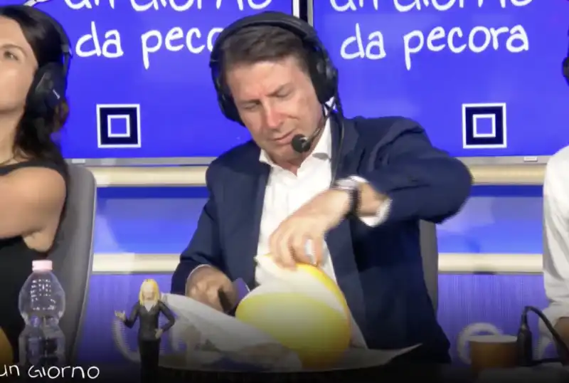 giuseppe conte mangia un melone   7