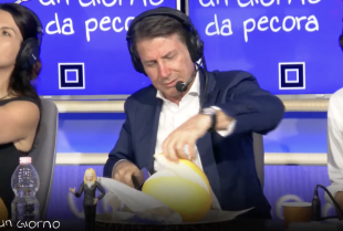 giuseppe conte mangia un melone 7