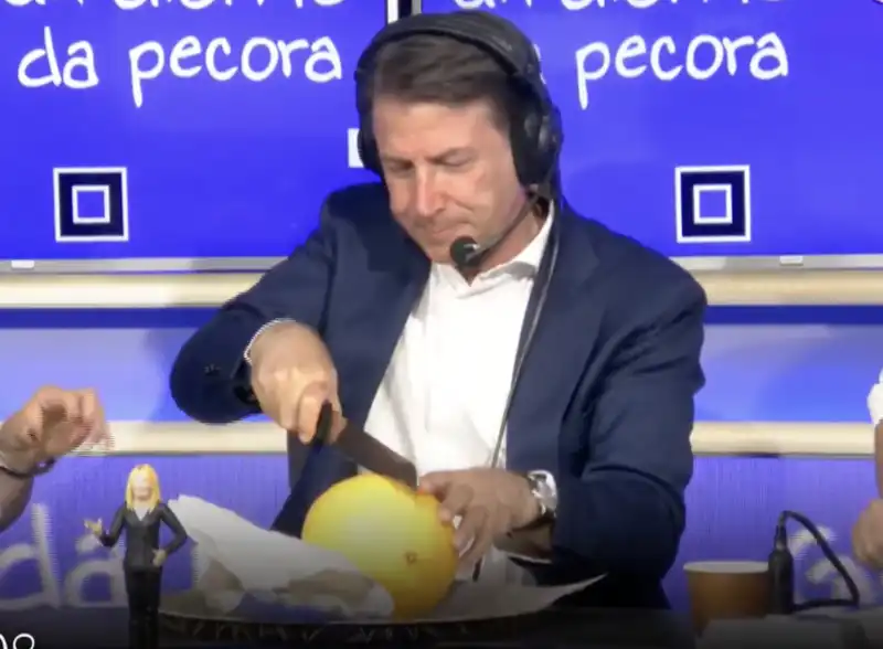 giuseppe conte mangia un melone   8