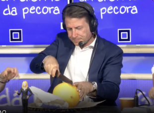 giuseppe conte mangia un melone 8