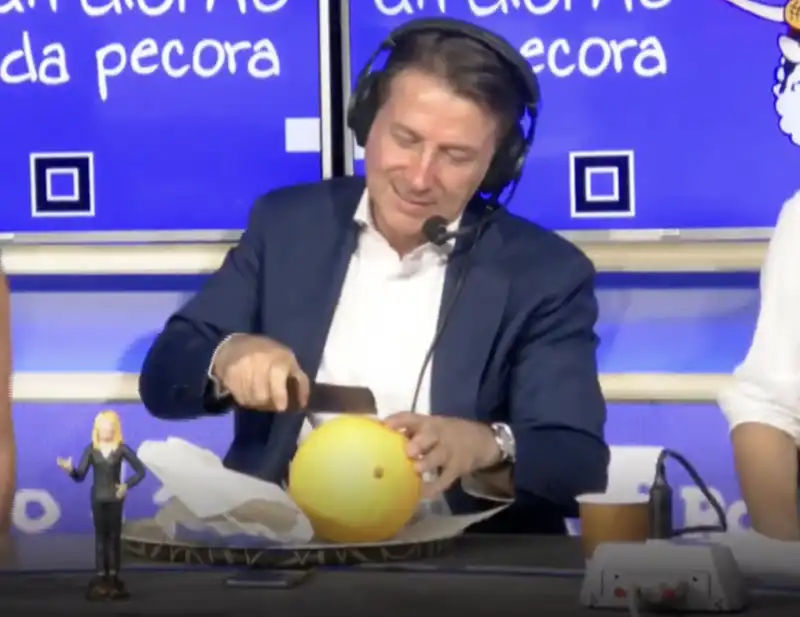 giuseppe conte mangia un melone   9