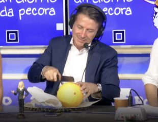 giuseppe conte mangia un melone 9