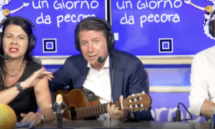 giuseppe conte suona la chitarra 1