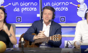 giuseppe conte suona la chitarra 2