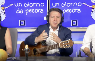 giuseppe conte suona la chitarra 3