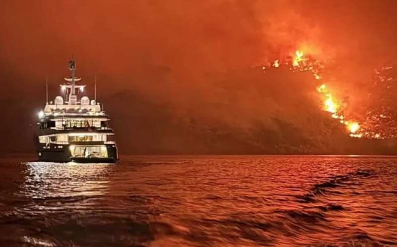 GRECIA - INCENDIO SULL ISOLA DI HYDRA CAUSATO DAI FUOCHI D'ARTIFICIO