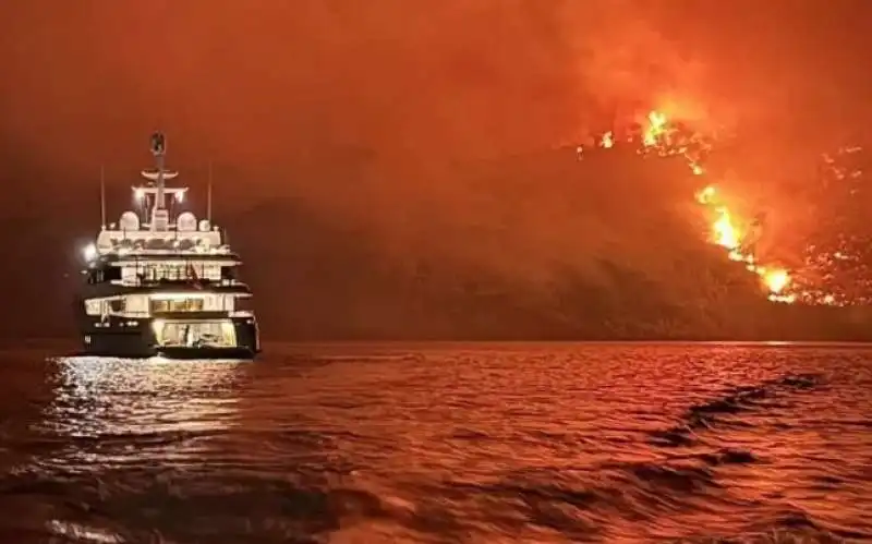 GRECIA - INCENDIO SULL ISOLA DI HYDRA CAUSATO DAI FUOCHI D'ARTIFICIO