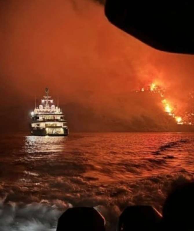 GRECIA - INCENDIO SULL ISOLA DI HYDRA CAUSATO DAI FUOCHI D'ARTIFICIO