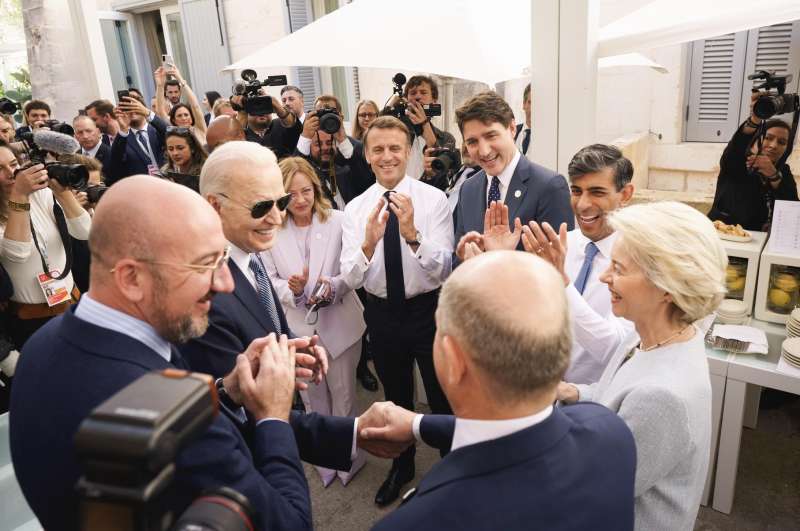 I LEADER FANNO GLI AUGURI DI BUON COMPLEANNO A OLAF SCHOLZ AL G7 DI BORGO EGNAZIA