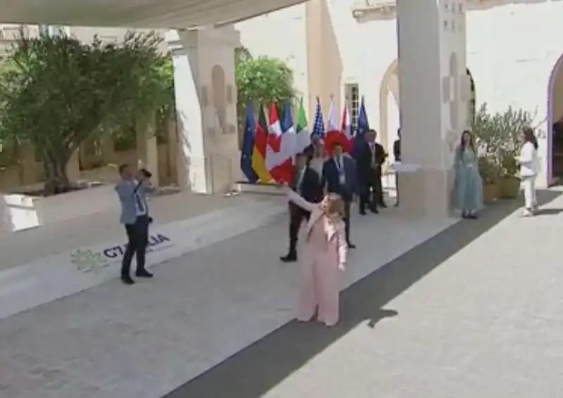 IL SELFIE DI GIORGIA MELONI AL G7 DI BORGO EGNAZIA 