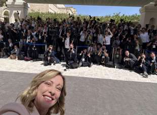 il selfie di giorgia meloni con operatori e fotografi g7 borgo egnazia