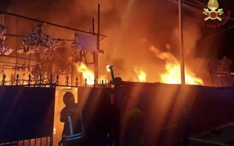 incendio a rocca cencia, roma   3