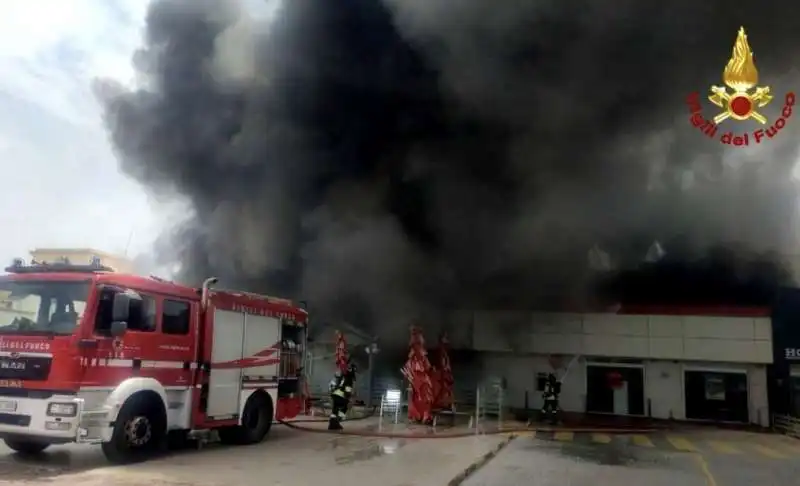 INCENDIO AL BURGER KING DI PALERMO