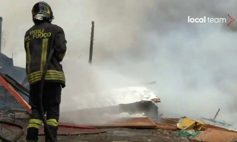 incendio in un campo rom alla magliana   roma   1