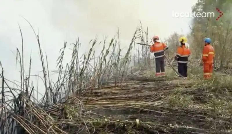 incendio in un campo rom alla magliana   roma   5