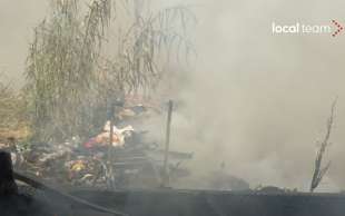 incendio in un campo rom alla magliana roma 7