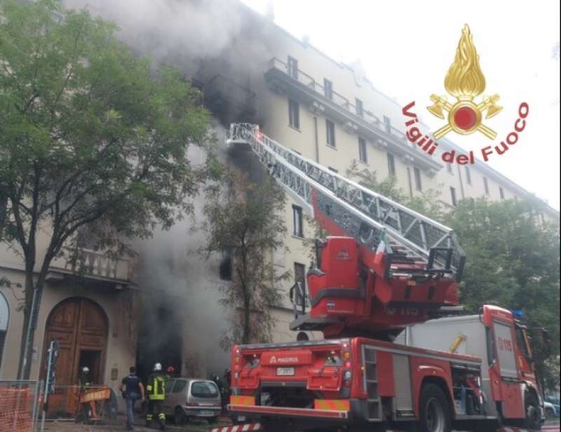 incendio in via fra galgario a milano 1