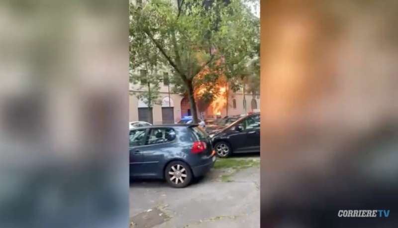 incendio in via fra galgario a milano 5