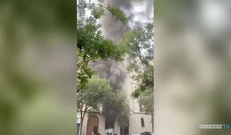 incendio in via fra galgario a milano 6