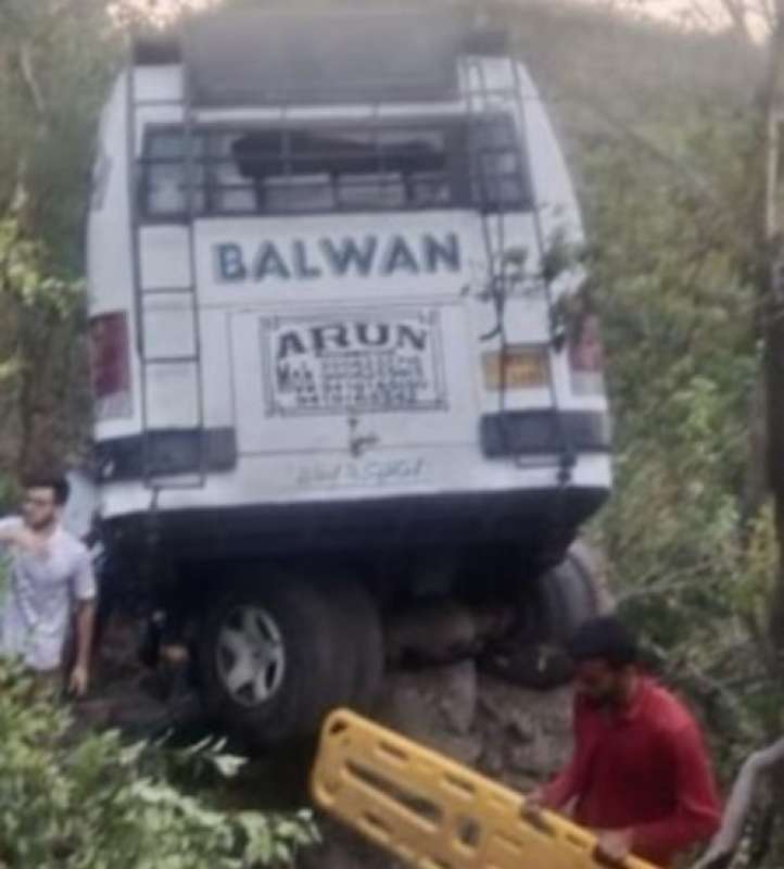 india terroristi aprono il fuoco su pullman carico di pellegrini 1