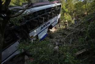 india terroristi aprono il fuoco su pullman carico di pellegrini 5