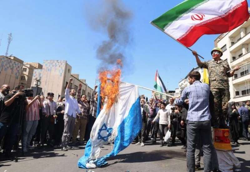 iraniani bruciano la bandiera di israele