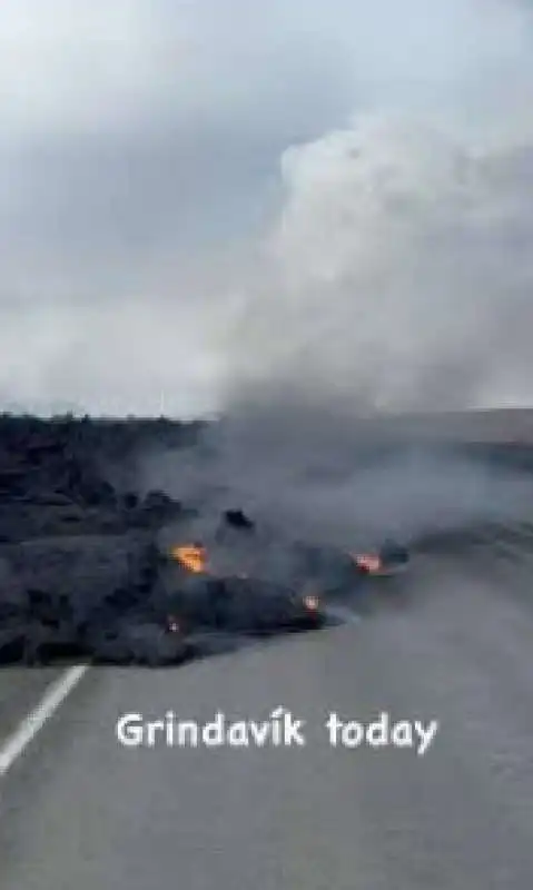 ISLANDA - LA LAVA INVADE LE STRADE DELLA CITTADINA DI GRINDAVIK