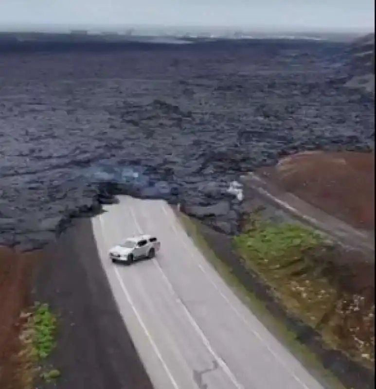 ISLANDA - LA LAVA INVADE LE STRADE DELLA CITTADINA DI GRINDAVIK