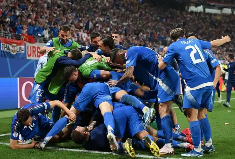 ITALIA CROAZIA - GLI AZZURRI ESULTANO DOPO IL GOL DI ZACCAGNI