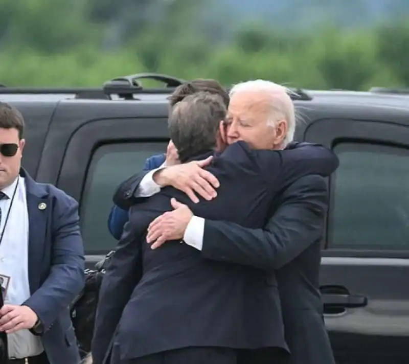 joe biden abbraccia hunter dopo la condanna 1