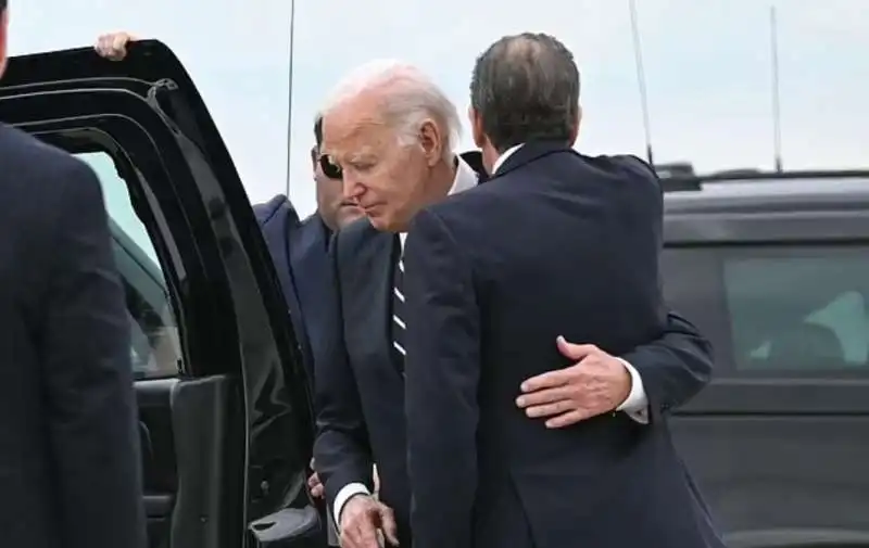 joe biden abbraccia hunter dopo la condanna 2