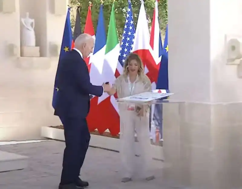 joe biden accolto da patrizia scurti   g7 borgo egnazia 