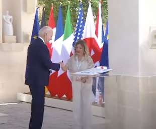 joe biden accolto da patrizia scurti g7 borgo egnazia