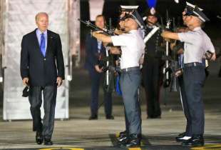 joe biden atterra a Brindisi per il g7