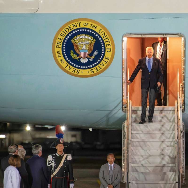 joe biden atterra a Brindisi per il g7