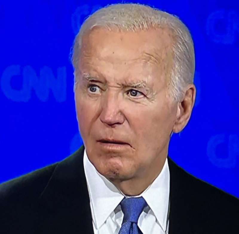 JOE BIDEN CON LO SGUARDO PERSO DURANTE IL DIBATTITO