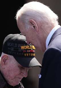 joe biden con un veterano 80 anni dello sbarco in normandia