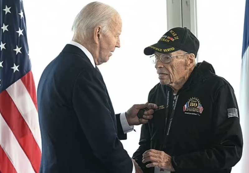 joe biden con un veterano dello sbarco in normandia