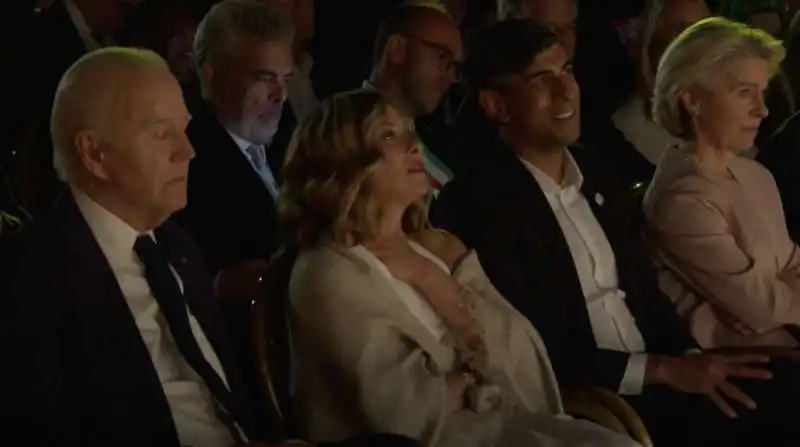 joe biden si appisola durante il concerto di andrea bocelli al g7 vicino a giorgia meloni, rishi sunak e ursula von der leyen 